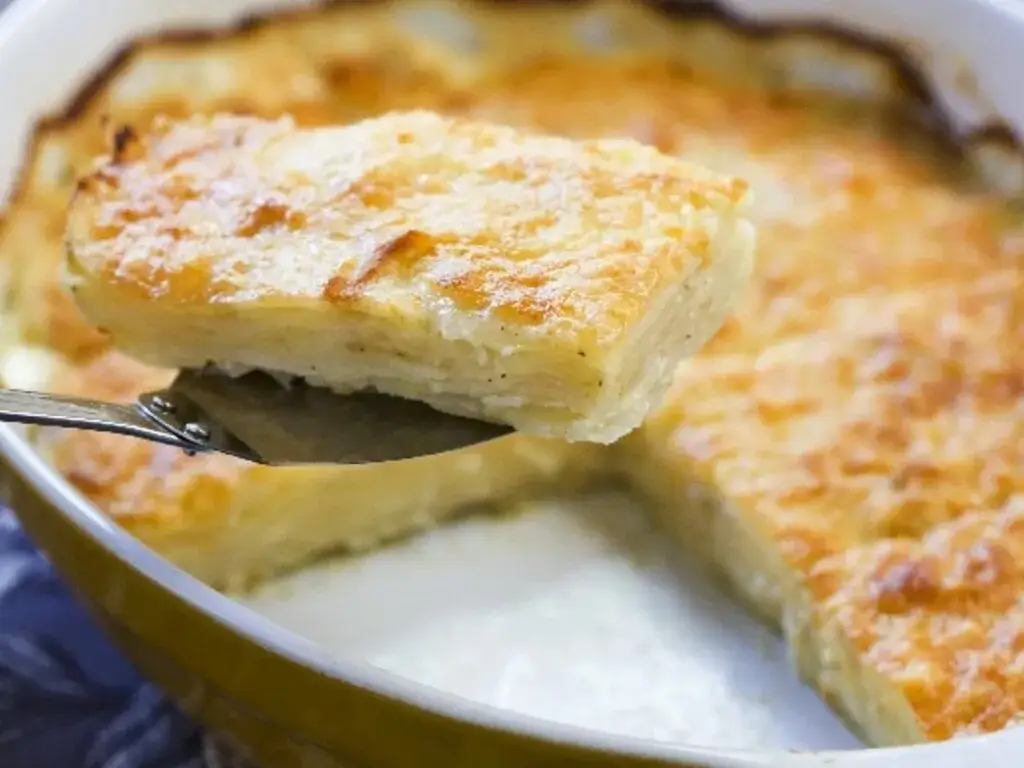 Goldbraun überbackener Kartoffelauflauf mit Schmand