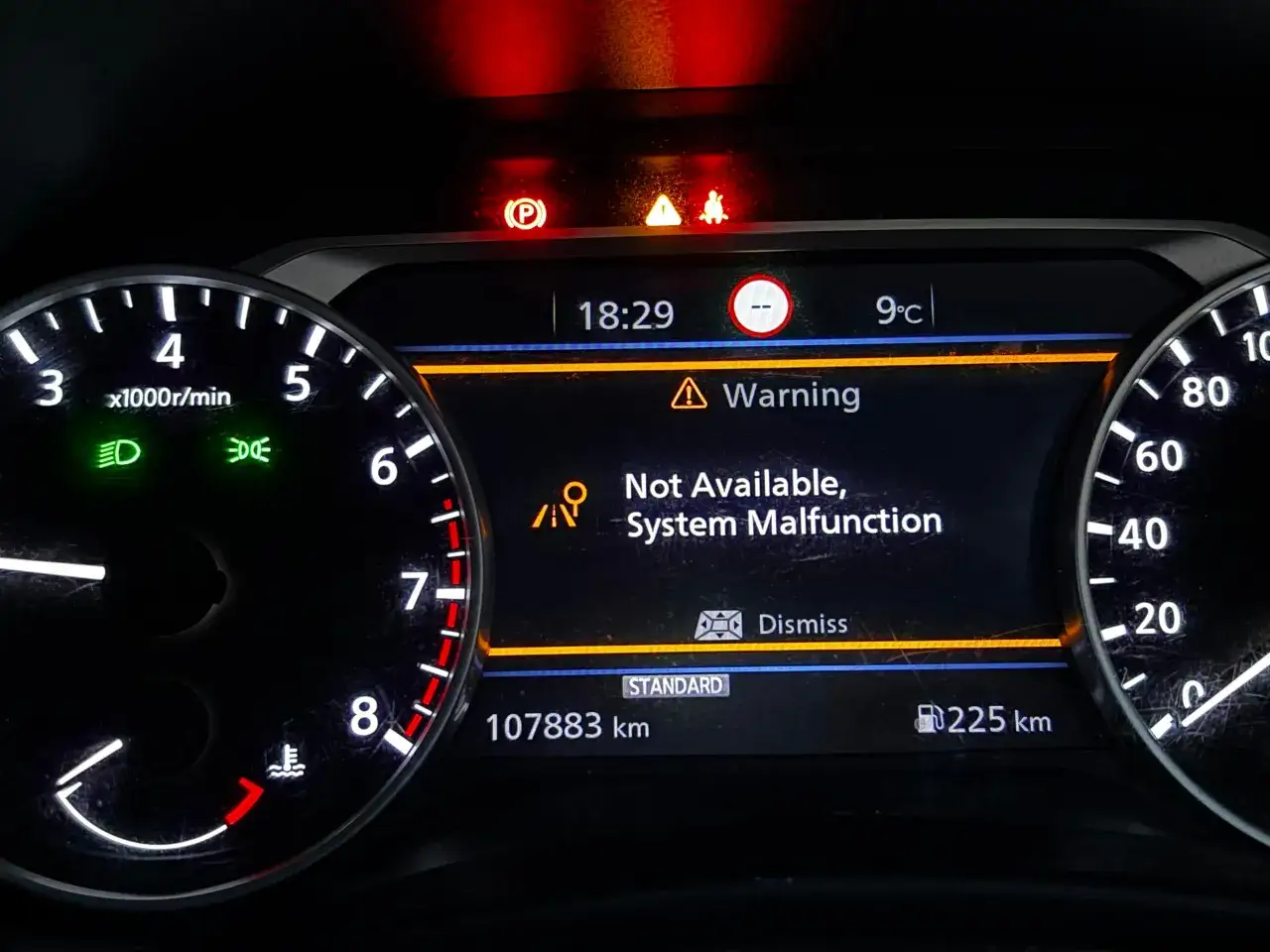 Nissan Juke-instrumentpanel visar