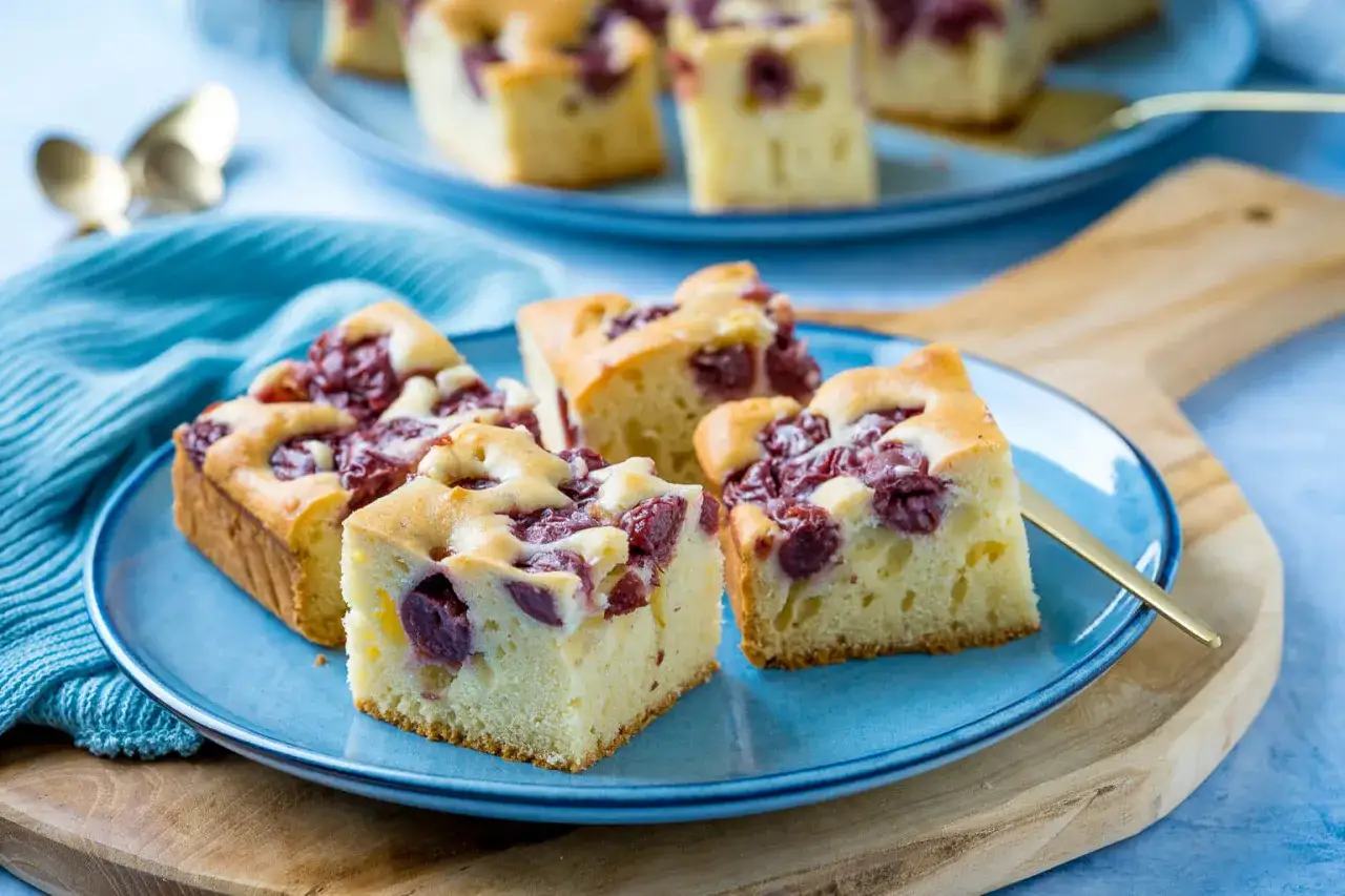 Saftige Kirschen auf einem lockeren Teig &ndash; ein gesunder Kuchen, der Lust auf mehr macht.