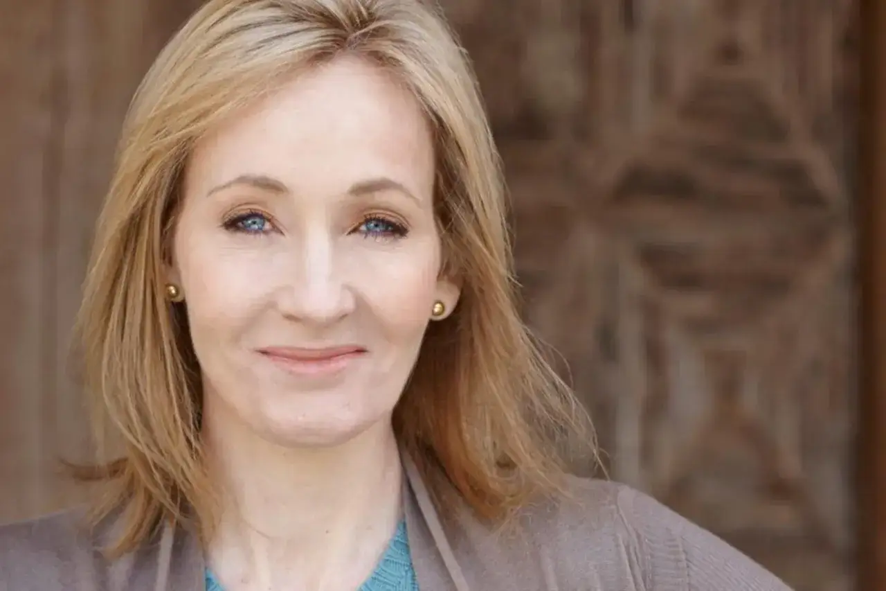 Joanne Rowling, kt&oacute;ra stworzyła postać Harry'ego Pottera, z uśmiechem patrzy w obiektyw.