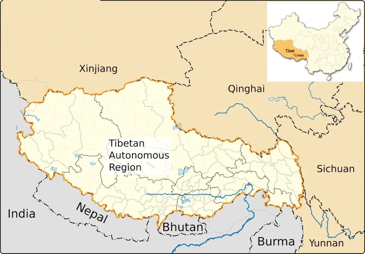 Mapa pokazuje, gdzie leży Tybet, w tym Region Autonomiczny Tybetu, otoczony przez Chiny, Indie, Nepal, Bhutan i Birmę.