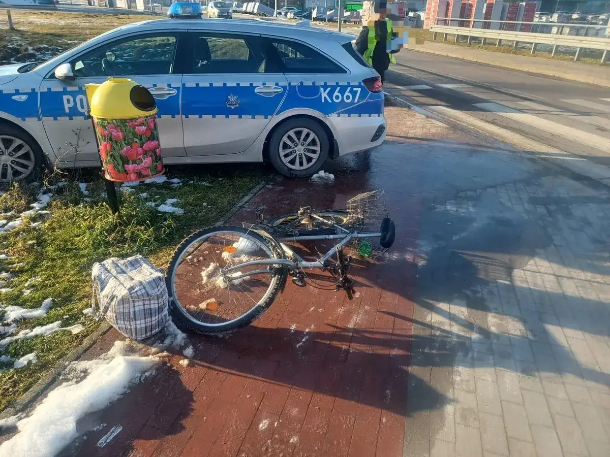 Policja przy radiowozie i przewróconym rowerze. Czyżby kolejny rekord promili w Polsce?