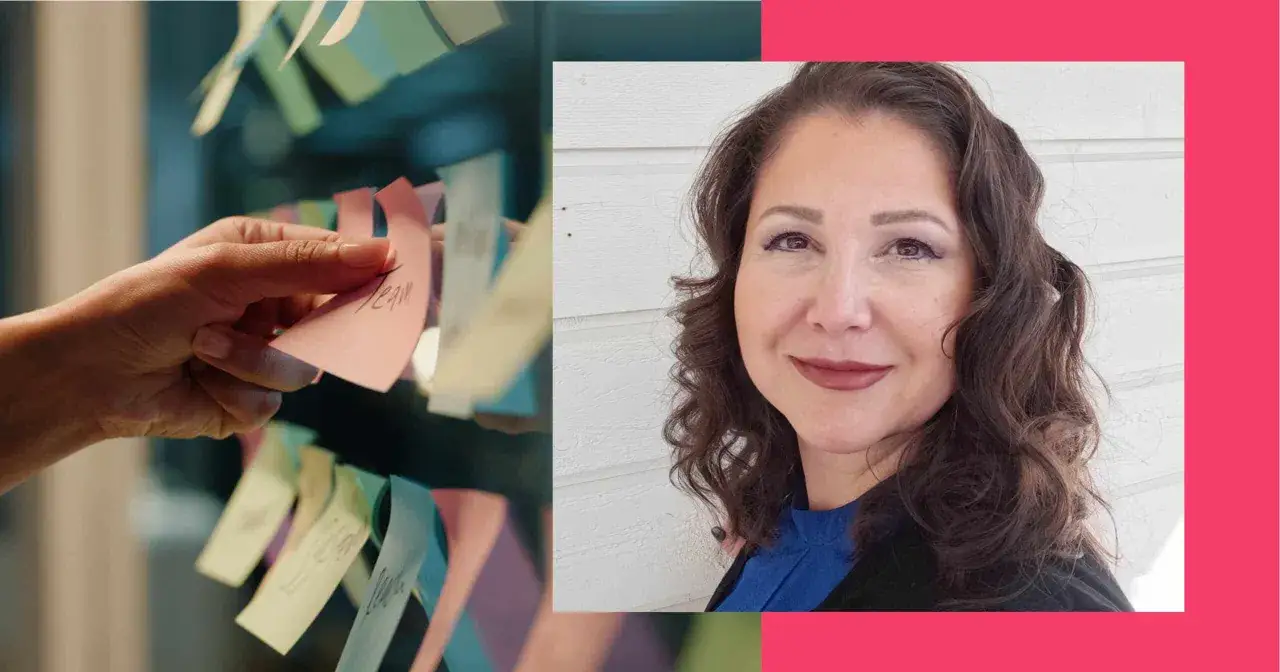 Aida Alvinius organiserar id&eacute;er p&aring; post-it-lappar.