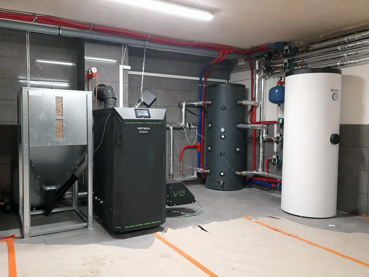 Nowoczesny piec na pellet z zasobnikiem i bojlerem. Idealny, by ogrzać dom 120m2.