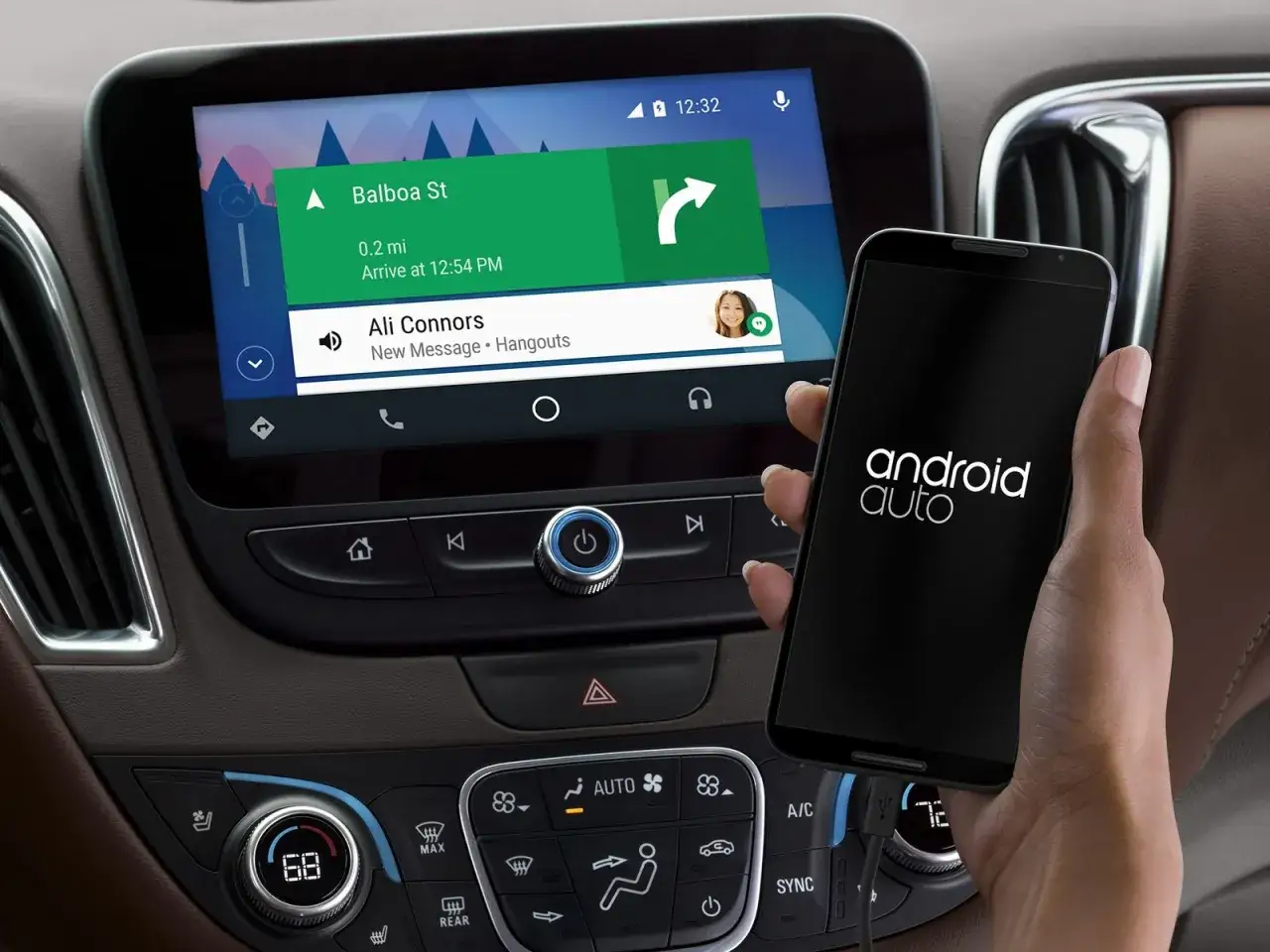 Smartphone collegato all'auto, mostra la navigazione e messaggi tramite l'app Android Auto.