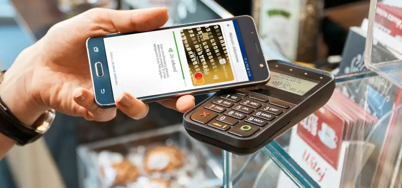 Płatność telefonem zbliżeniowa. Konto bez karty działa, wystarczy zbliżyć smartfon do terminala.