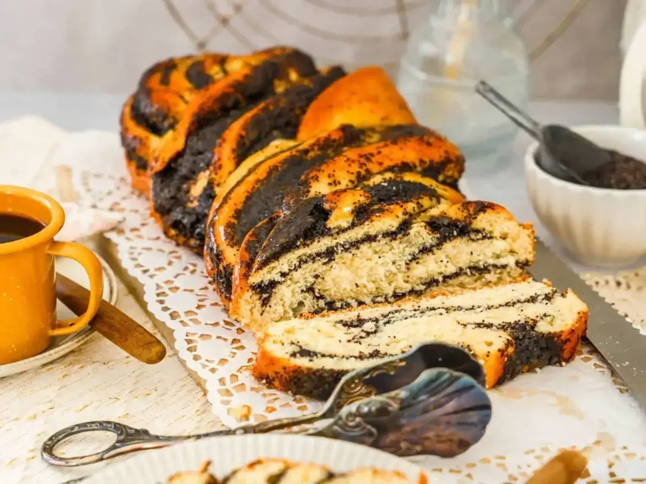 Ein köstlicher Mohnzopf, perfekt für ein Frühstück oder Kaffeepause. Dieses Mohnzopf Rezept ist einfach und gelingt immer.