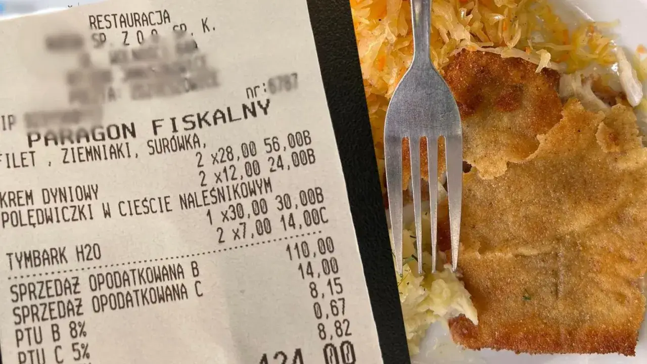 Paragon fiskalny z restauracji: filet, ziemniaki, sur&oacute;wka, krem dyniowy, polędwiczki w cieście naleśnikowym. Widać kwoty netto i podatek VAT w gastronomii.