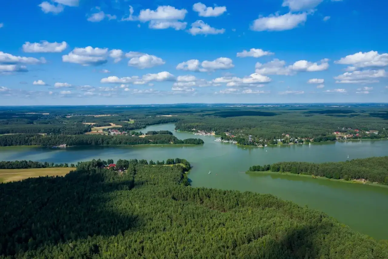 Malownicze jeziora i lasy Borów Tucholskich. Wdzydze Tucholskie oferują piękne widoki i spokój.