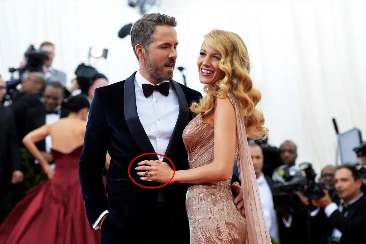 Ryan Reynolds e Blake Lively, un esempio di come capire se piaci a una ragazza: sguardi complici e un anello che parla d'amore.