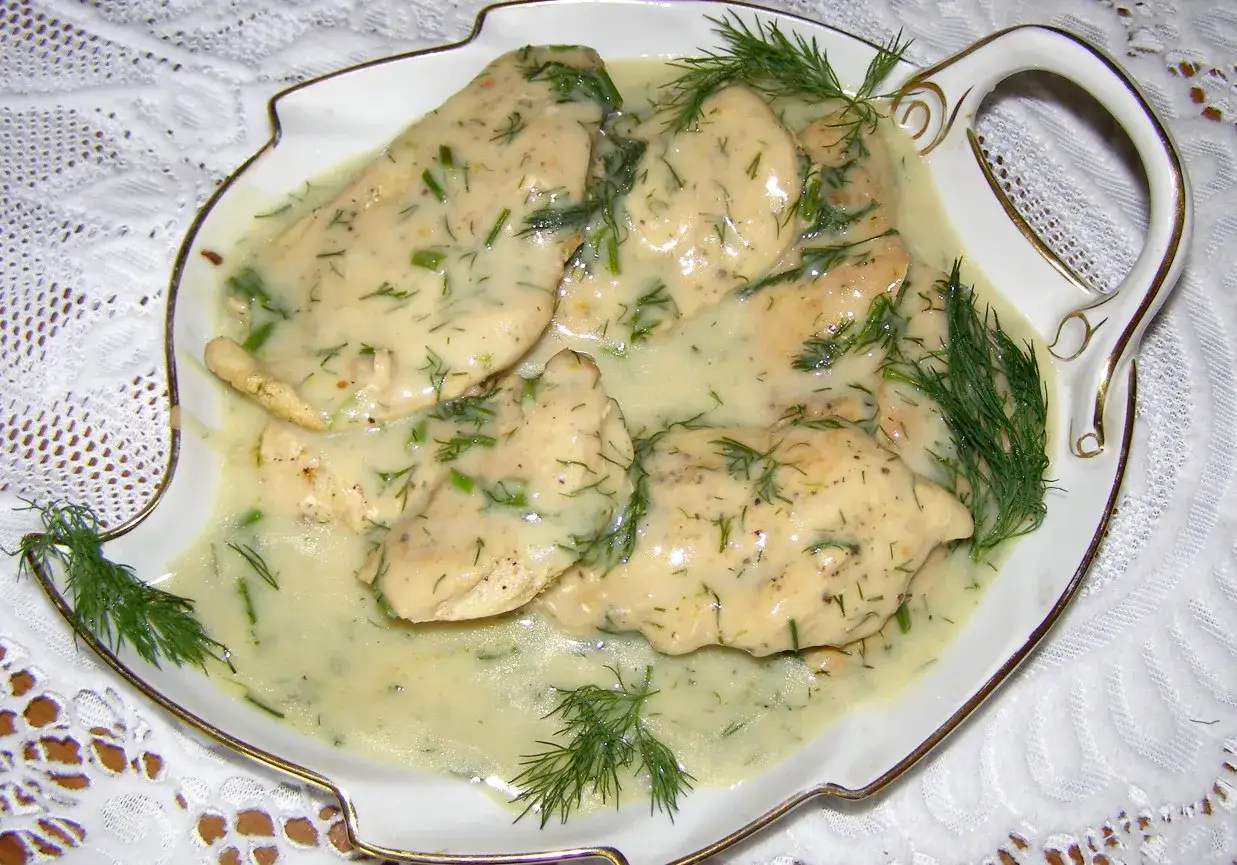 Pyszny kurczak w sosie śmietanowym z koperkiem, podany w ozdobnej wazie.