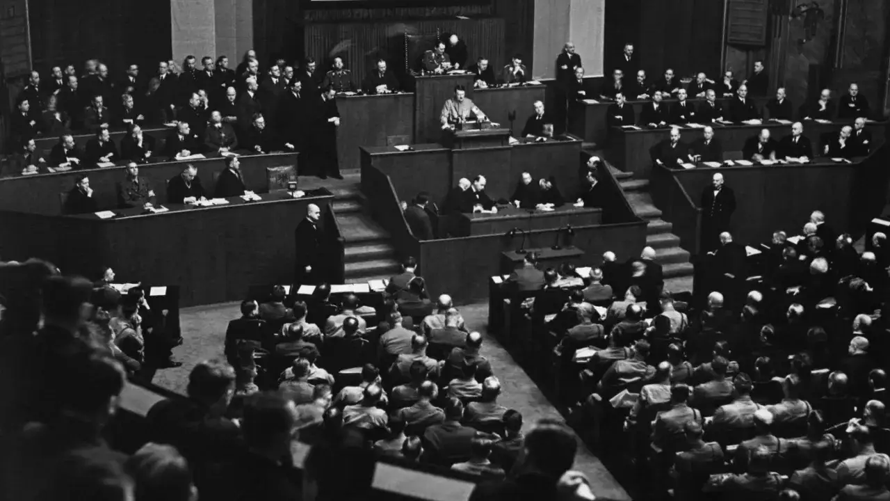 Hitler spricht im Reichstag über das Ermächtigungsgesetz. Eine historische Szene, die die Machtübernahme dokumentiert.