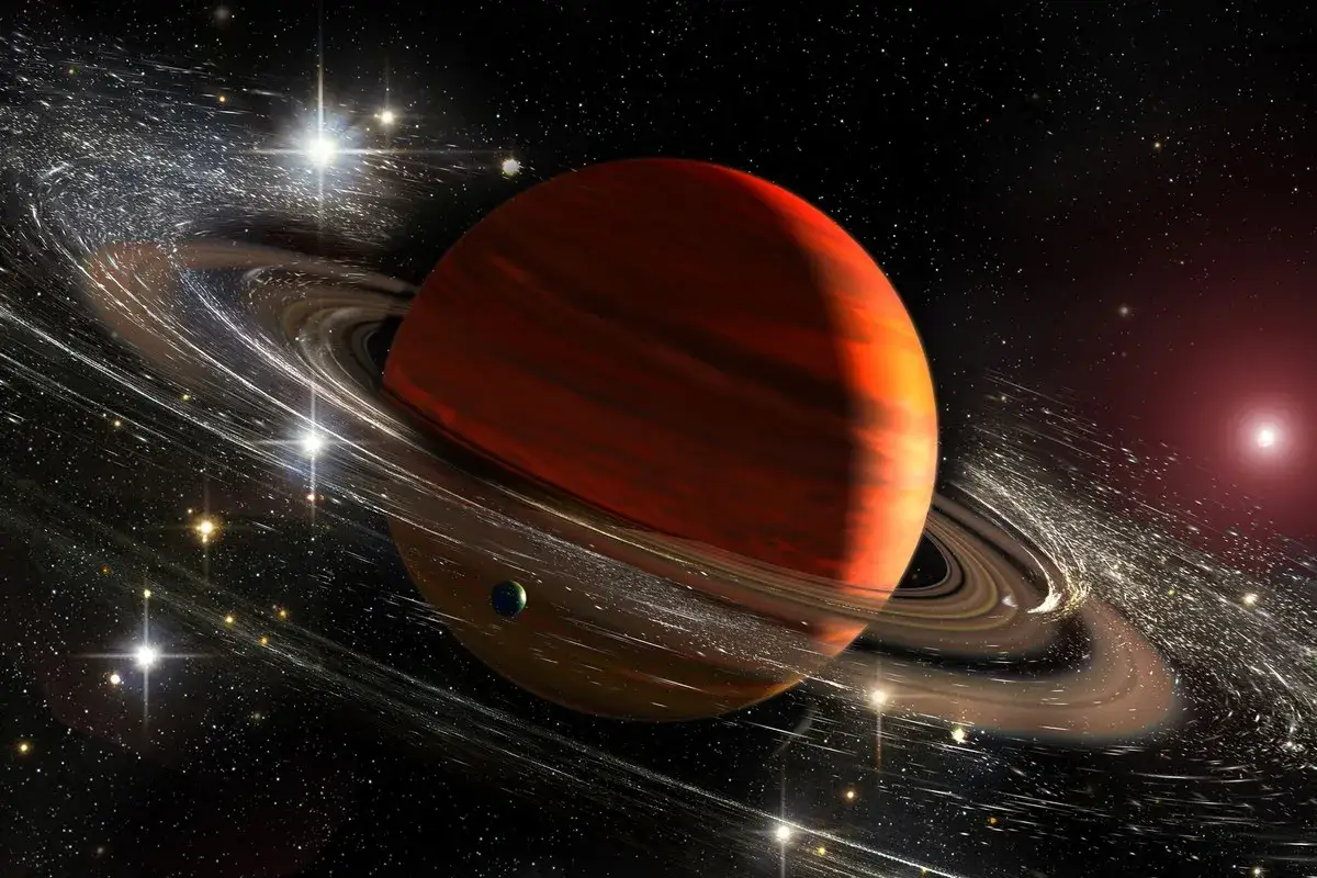 Pomarańczowy Saturn w rybach, otoczony pierścieniami i mgławicą, z małym księżycem i gwiazdami w tle.