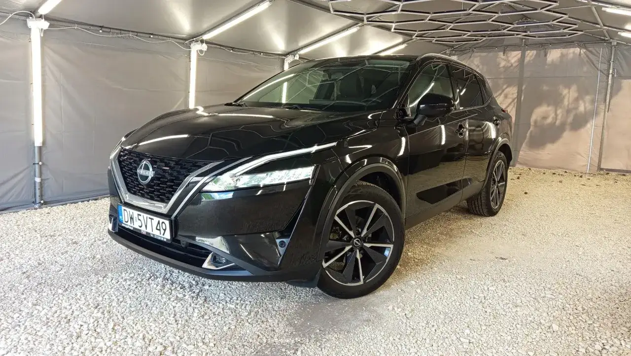Błyszczący czarny Nissan Qashqai gotowy do odbioru w ramach nissan leasing. Elegancki design i nowoczesne światła.