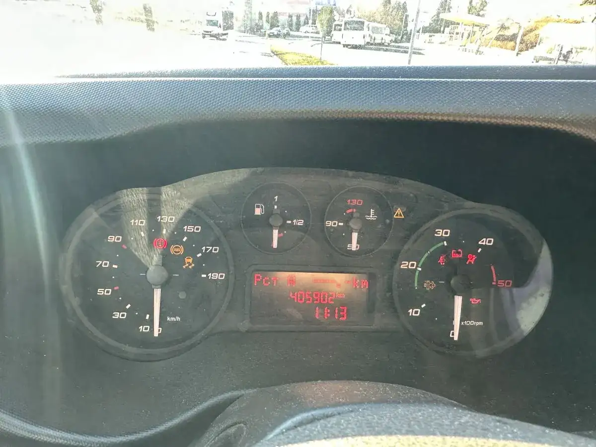 Iveco kontrolki opis: wskaźniki prędkości, obrotów, paliwa, temperatury, ostrzeżeń (ABS, hamulec ręczny, poduszka powietrzna) i przebieg 405902 km.