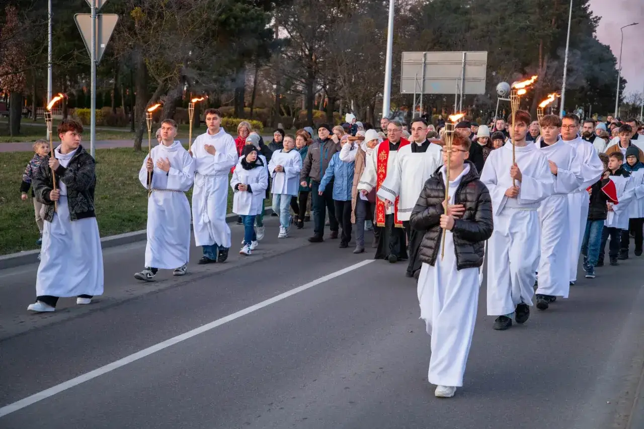Uczestnicy procesji niosący pochodnie i krzyże, tworząc najpiękniejsze rozważania drogi krzyżowej.