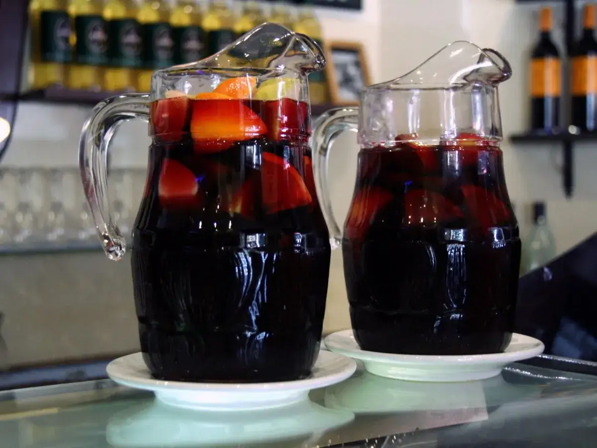 Dwa dzbanki Tinto de Verano, jeden z owocami cytrusowymi, gotowe do orzeźwienia.