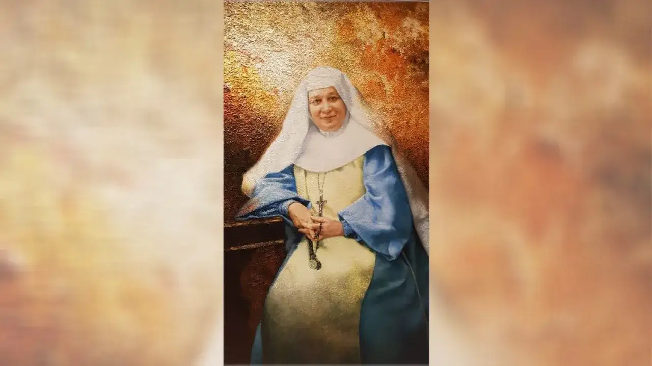 Retrato de Mar&iacute;a Emilia Riquelme, una monja con h&aacute;bito blanco y azul, sosteniendo un rosario.