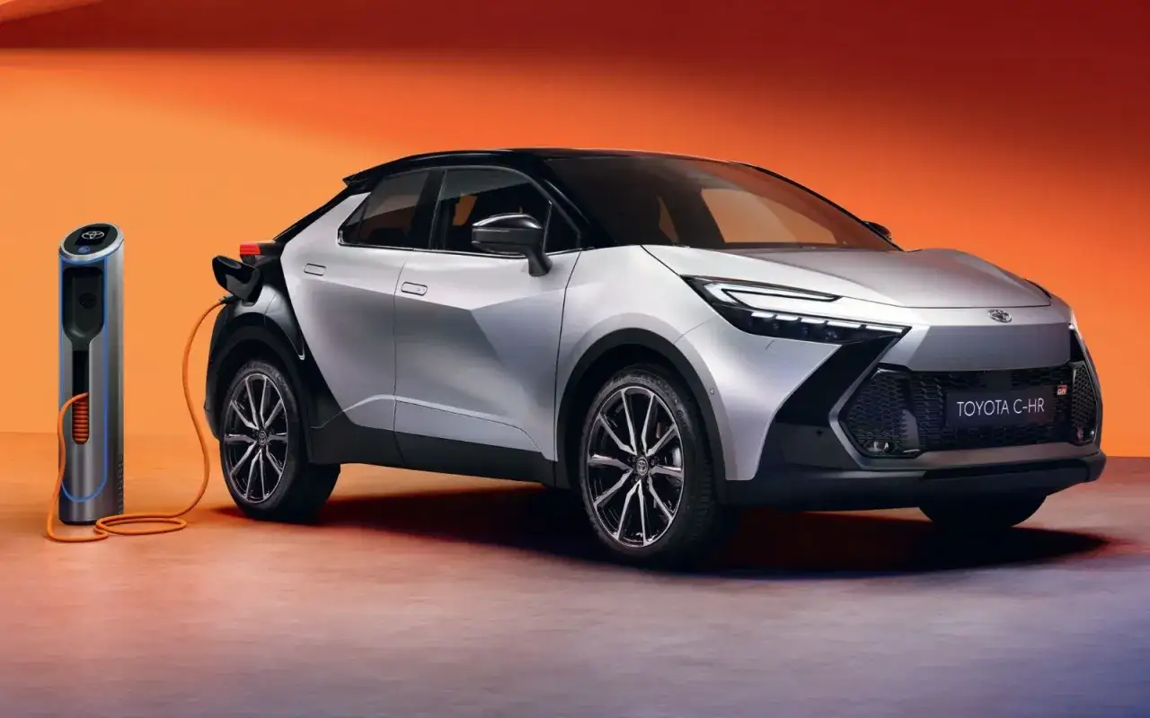 Nuova Toyota C-HR GR Sport in carica. Scopri quanti km in elettrico può percorrere questo full hybrid.
