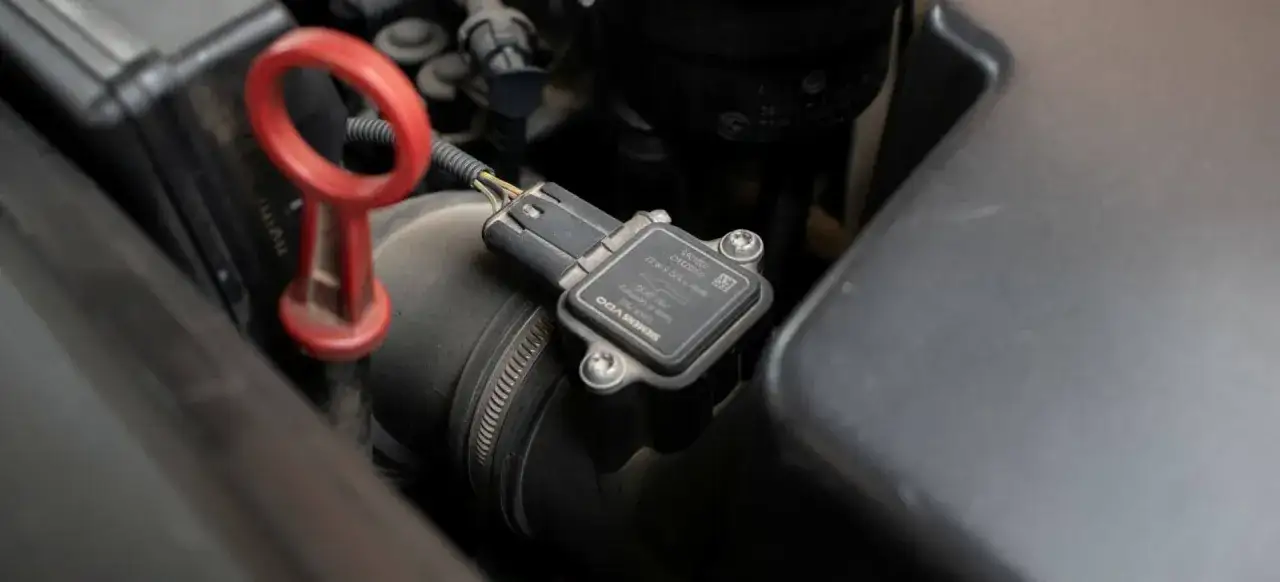 Sensor MAF, pieza clave para el rendimiento del motor. Mide el flujo de aire para optimizar la mezcla.
