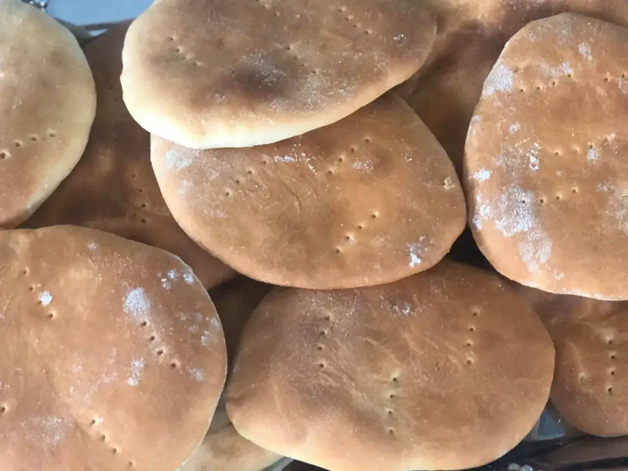 Nybakade tekakor, perfekta f&ouml;r frukost eller fika. Ett enkelt tekakor recept ger dessa gyllene br&ouml;d.