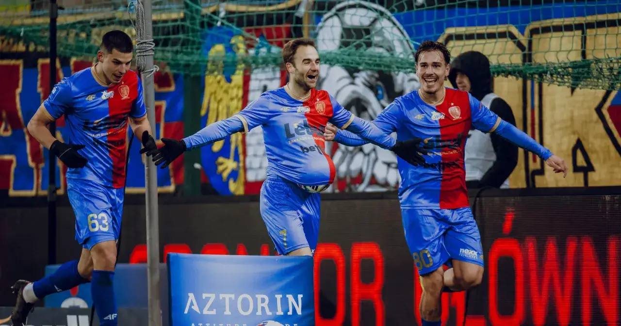 Piłkarze Cracovii świętują bramkę w meczu z Piastem Gliwice. Radość na twarzach zawodników.