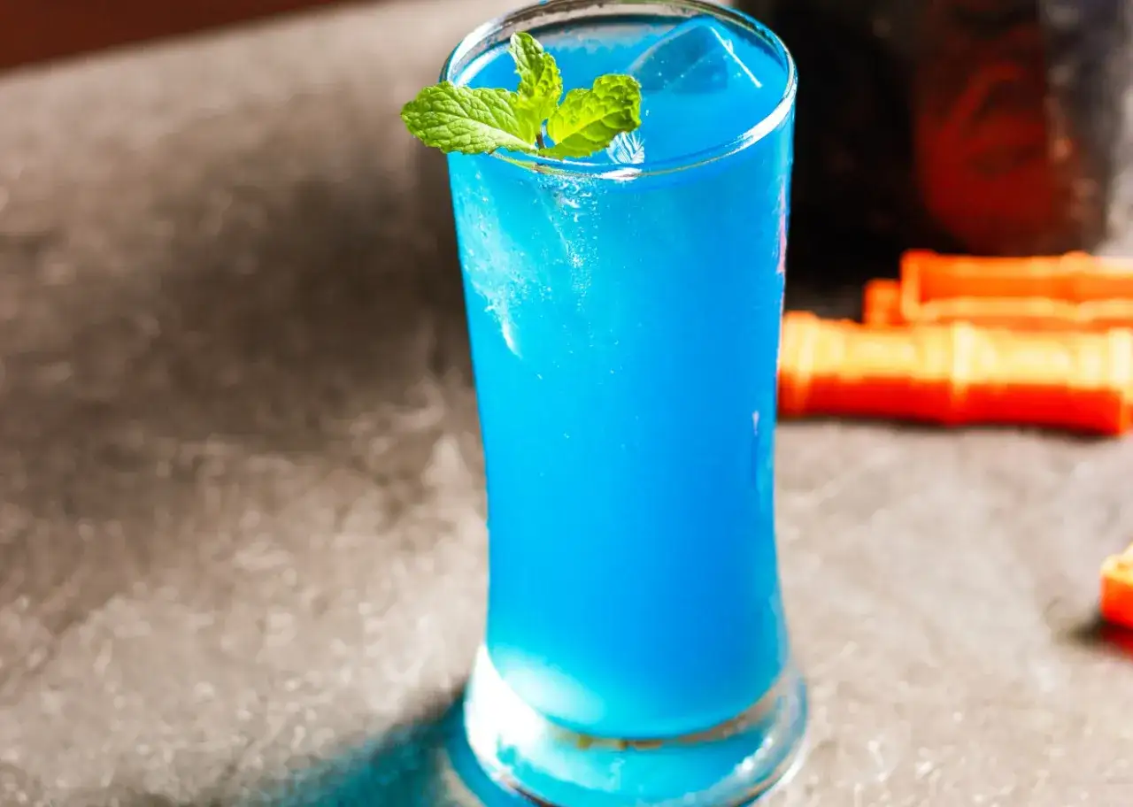 Błękitny drink z miętą, idealny na letnie wieczory. Szukasz przepisu na Kamikadze? Ten drink wygląda jak jego wersja premium.