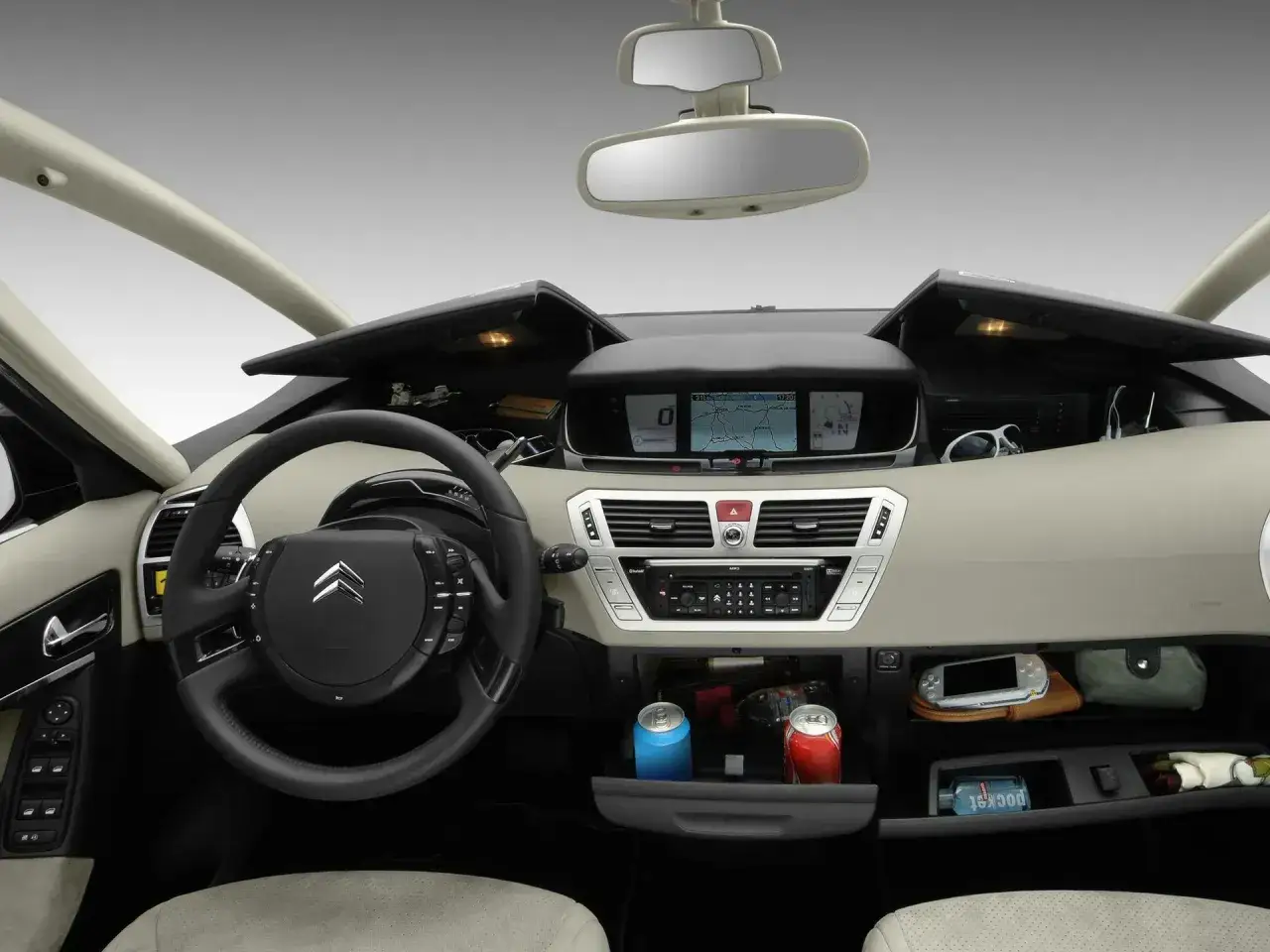 Wnętrze Citroen C4, które często pojawia się w pozytywnych citroen c4 opinie, z dwoma ekranami, kierownicą i schowkami pełnymi drobiazgów.