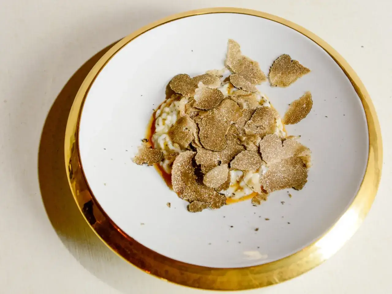 Risotto z truflami na eleganckim talerzu. Czy dzieci mogą jeść trufle? Tak, w umiarkowanych ilościach, jako dodatek do potraw.
