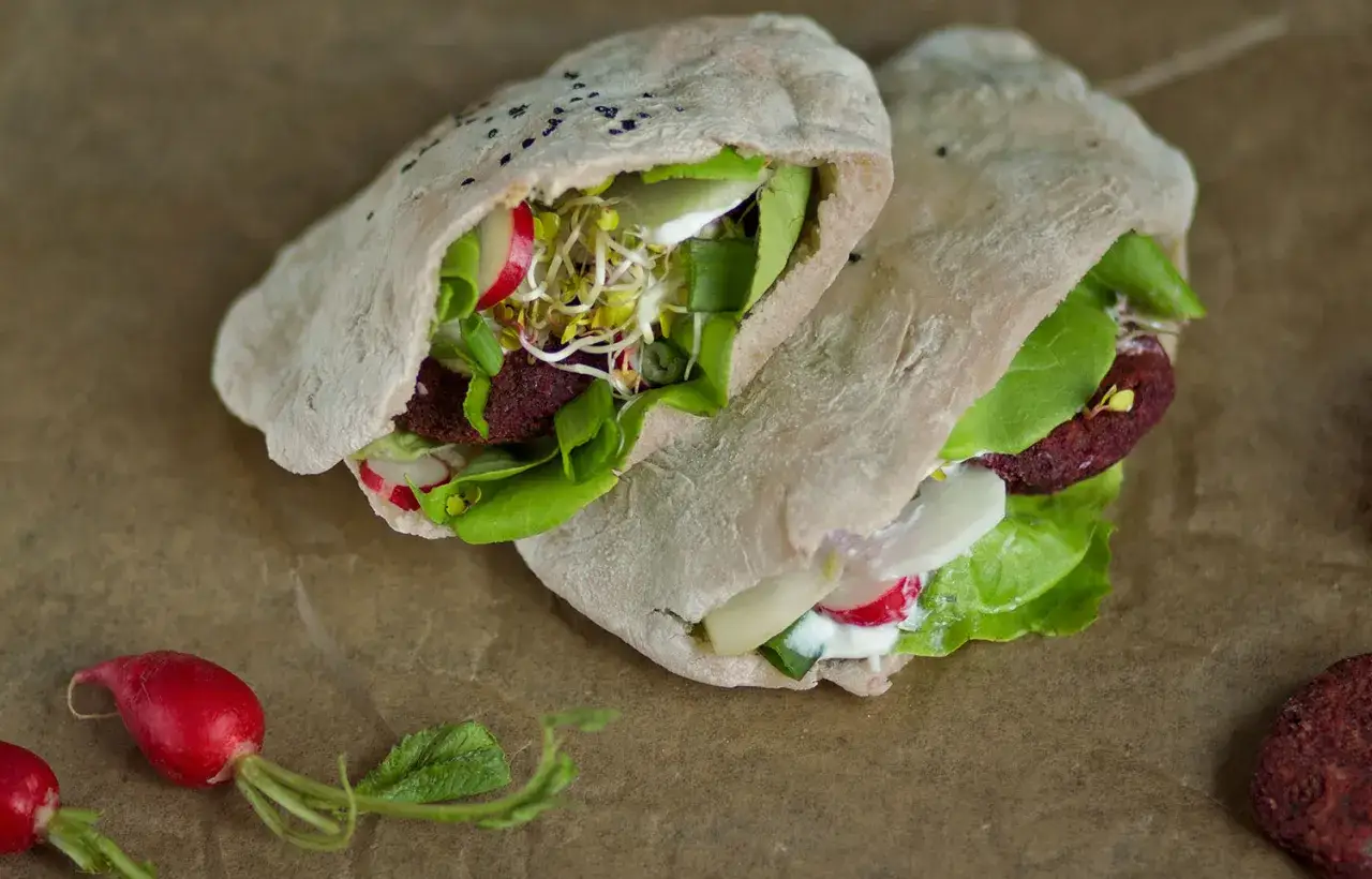 Pyszny falafel w picie z warzywami i kiełkami. Czy wiesz, falafel co to? To wegetariańska uczta!