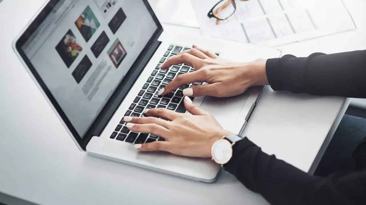 Mani che digitano su un laptop, un'immagine che evoca il **lavoro full remote** e la flessibilità moderna.