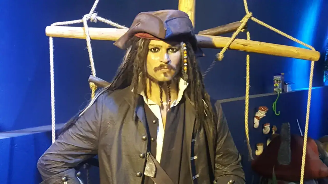 Kapitan Jack Sparrow w muzeum figur woskowych Władysławowo. Pirat w kapeluszu i z dredami, gotowy na morską przygodę.