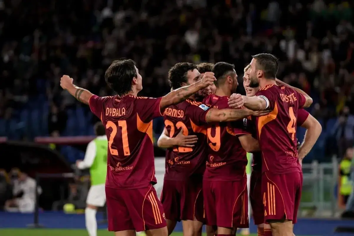 Piłkarze AS Roma świętują bramkę w meczu przeciwko Genoa CFC. Dybala (21) i koledzy z drużyny cieszą się zwycięstwem.