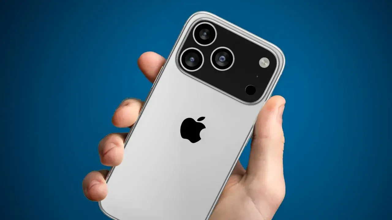 Dłoń trzyma srebrny telefon z potr&oacute;jnym aparatem, logo Apple i napisem ip 17e.