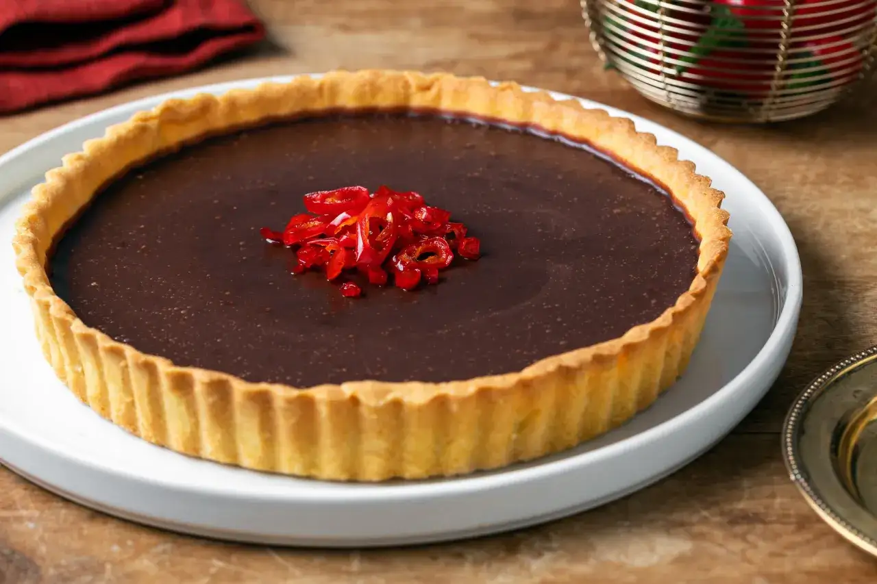 Torta al cioccolato con peperoncino fresco tritato al centro, un contrasto di sapori audace e invitante.