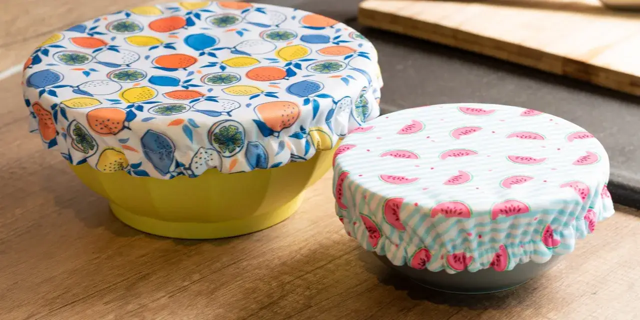Deux bols couverts de charlottes alimentaires aux motifs fruits : agrumes et pastèques. Idéal pour un tuto charlotte alimentaire facile et coloré.