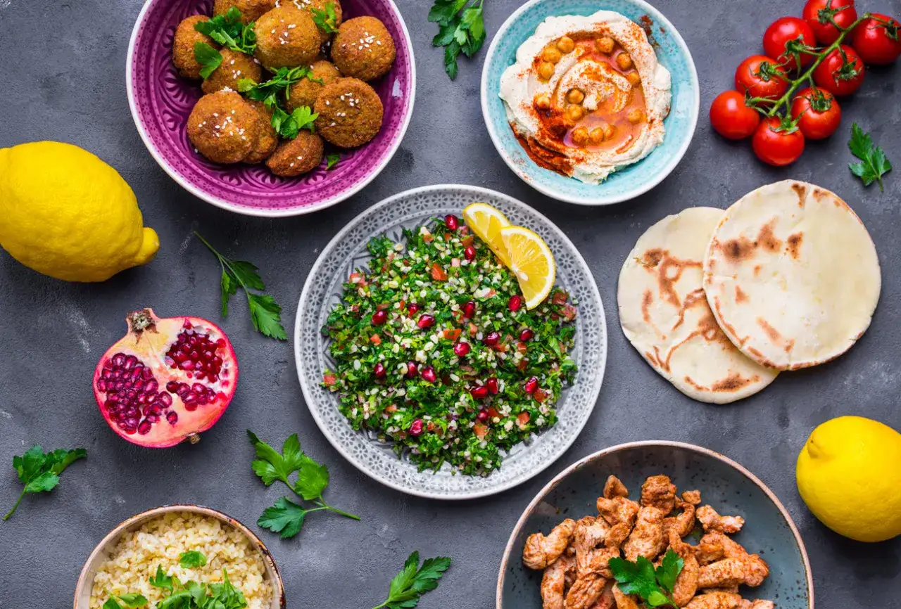 En festlig mezze med falafel, hummus, tabbouleh, kyckling och pitabr&ouml;d. Fr&aring;gan om krabba &auml;r halal &auml;r irrelevant h&auml;r.