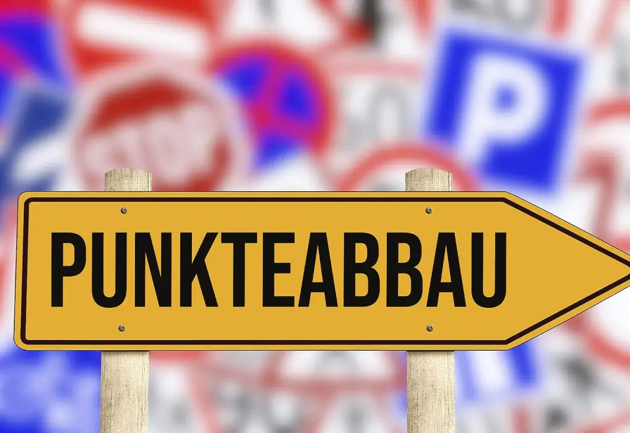 Gelbes Schild mit der Aufschrift