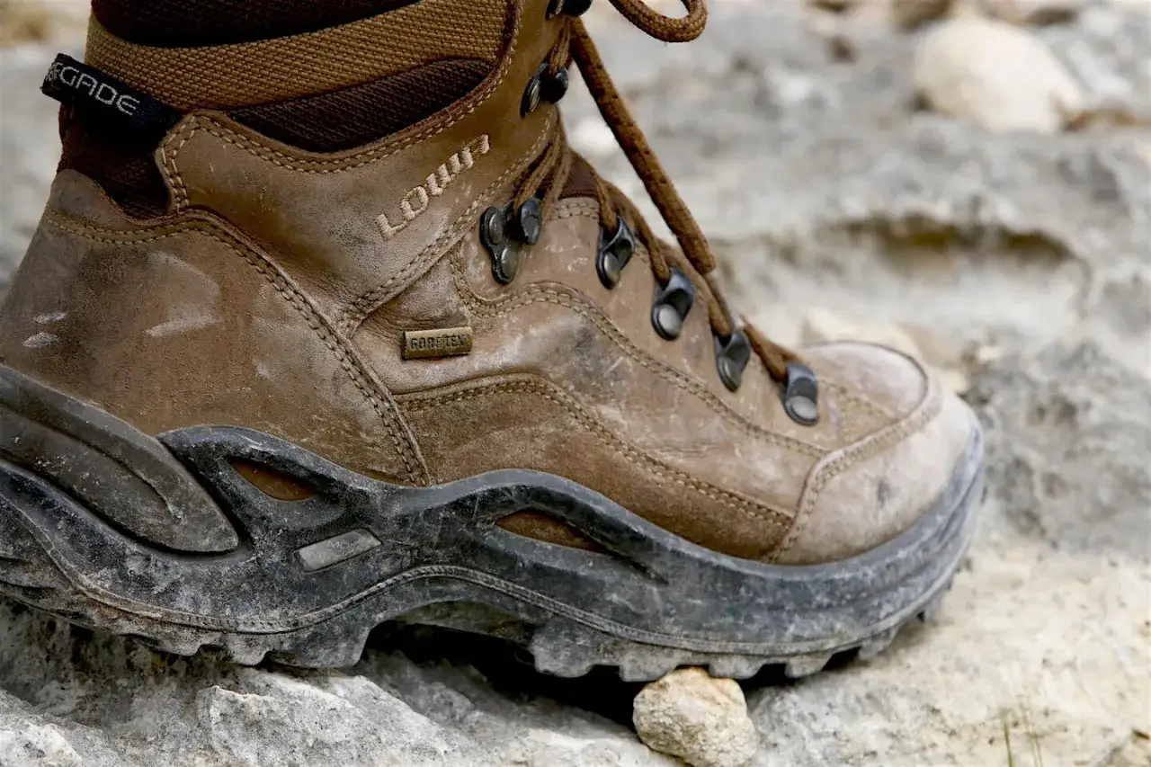 Solidne buty trekkingowe, idealne na safari w Kenii. Wodoodporne, z membraną Gore-Tex, zapewnią komfort na kamienistym podłożu.