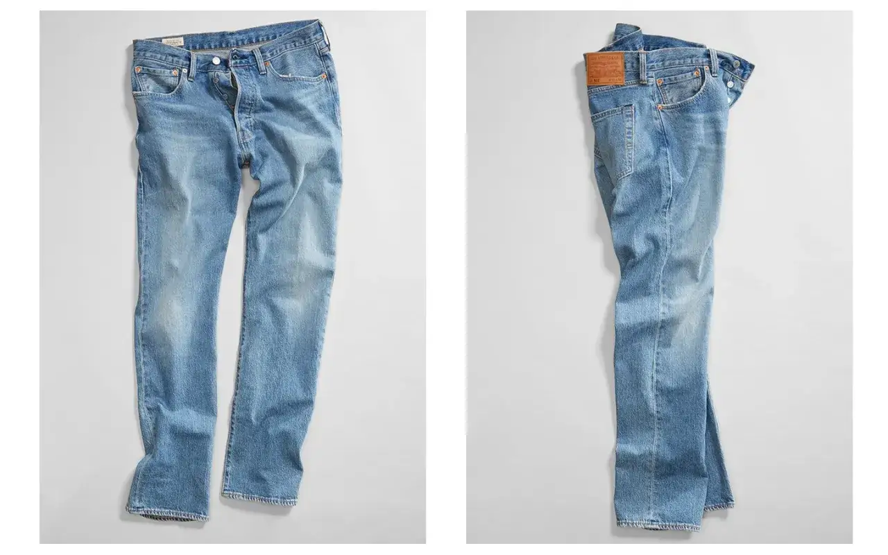 Dwa zdjęcia jasnych jeansów Levi's. Na jednym widok z przodu, na drugim z tyłu, z widoczną metką. Dowiedz się, jak skurczyć jeansy.