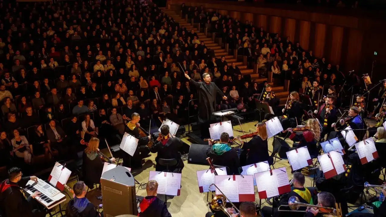 Koncert muzyki filmowej Harry Potter trwa ok. 2 godzin. Orkiestra gra utwory z filmów, a dyrygent kieruje wykonaniem.