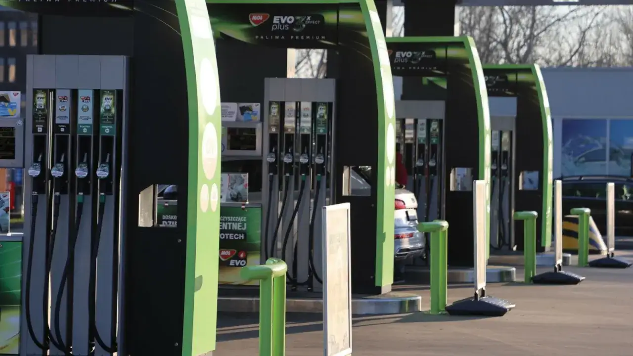 Rzędy dystrybutorów paliwa na stacji MOL. Zastanawiasz się, ile można zarobić na stacji benzynowej? To zależy od wielu czynników.