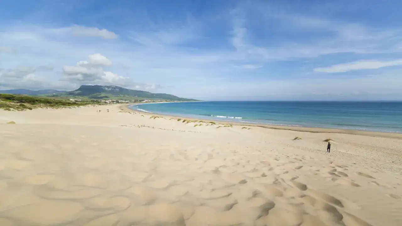 Extensa playa de dunas doradas y arena fina, con el mar azul turquesa al fondo. Un para&iacute;so entre las mejores playas de Andaluc&iacute;a.