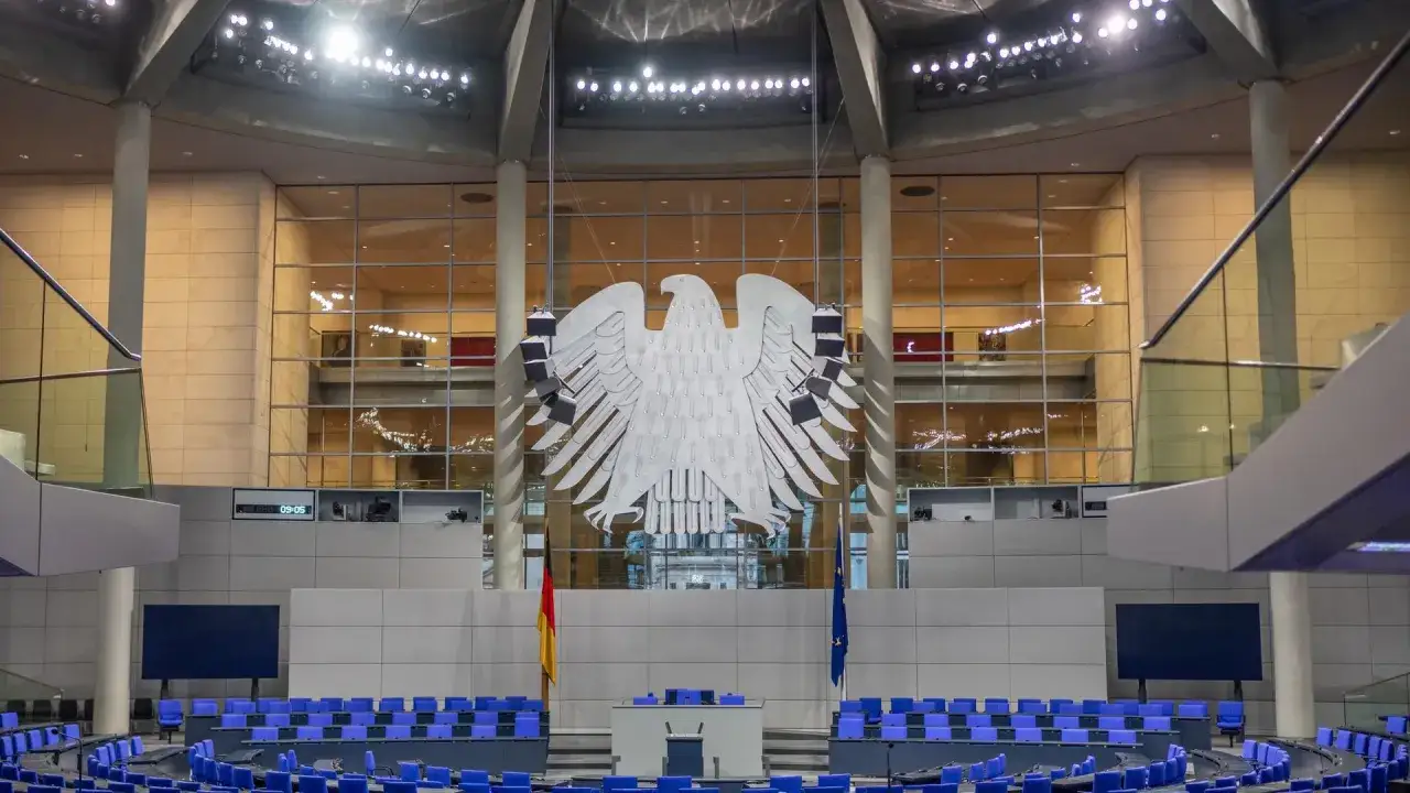 Der Reichstag mit dem Bundesadler. Hier debattieren Abgeordnete, ob das Volk Neuwahlen verlangen kann.