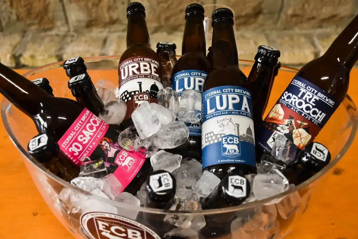 Bottiglie di birra artigianale di Eternal City Brewing in un secchiello di ghiaccio, pronte per essere gustate.