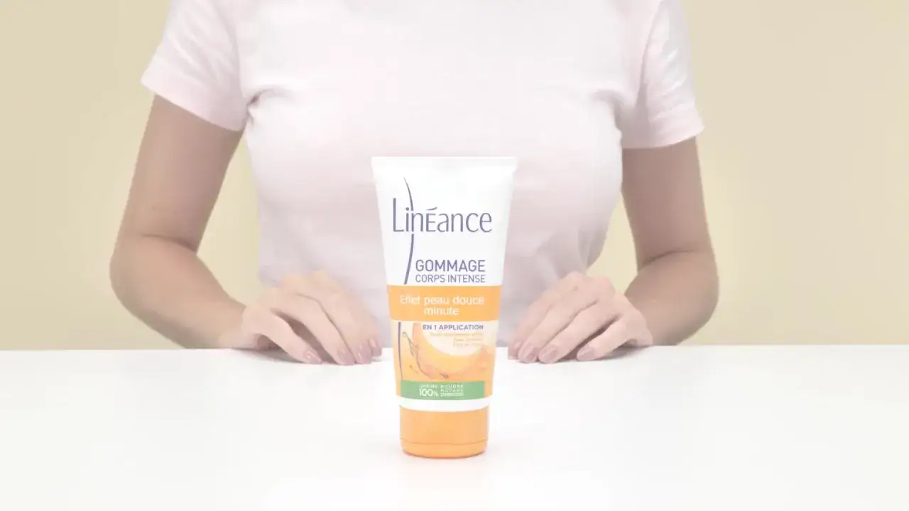 Un tube de gommage corps intense Lineance. La question est : combien de temps laisser un gommage sur le corps pour un effet peau douce minute ?