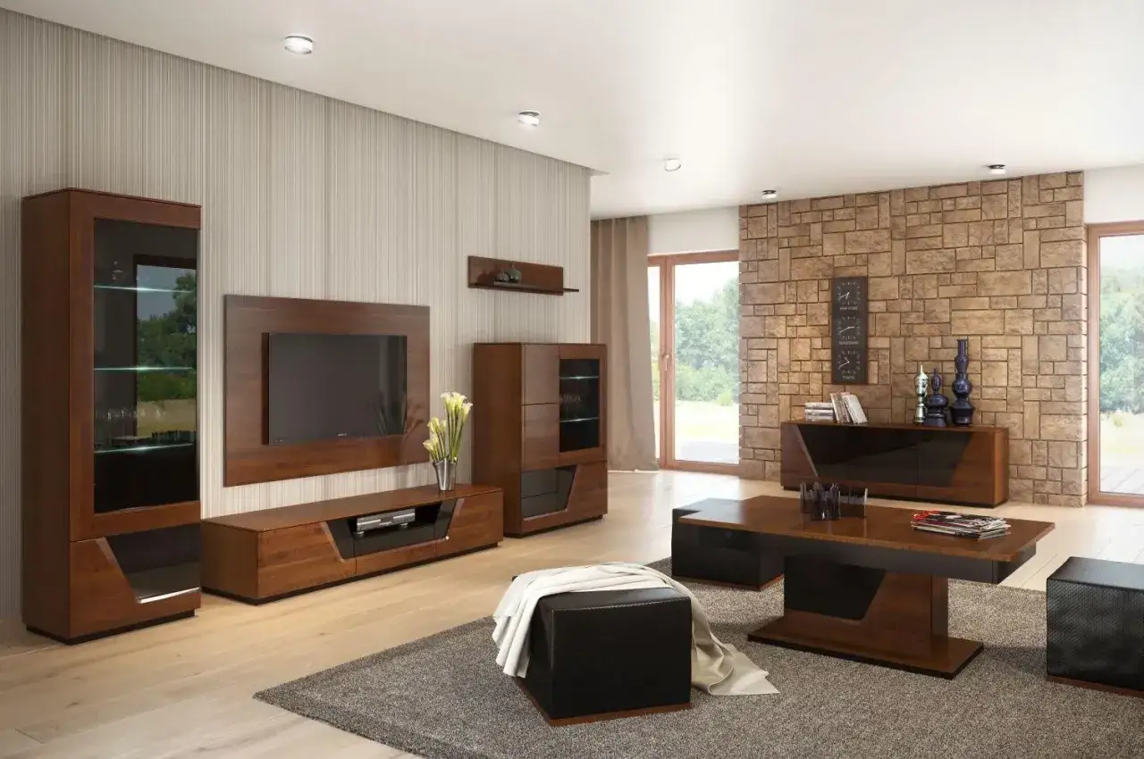 Modernes Wohnzimmer mit Holzmöbeln, die warme Wohntrends widerspiegeln. Ein TV-Board, Vitrine und Couchtisch aus dunklem Holz schaffen Gemütlichkeit.