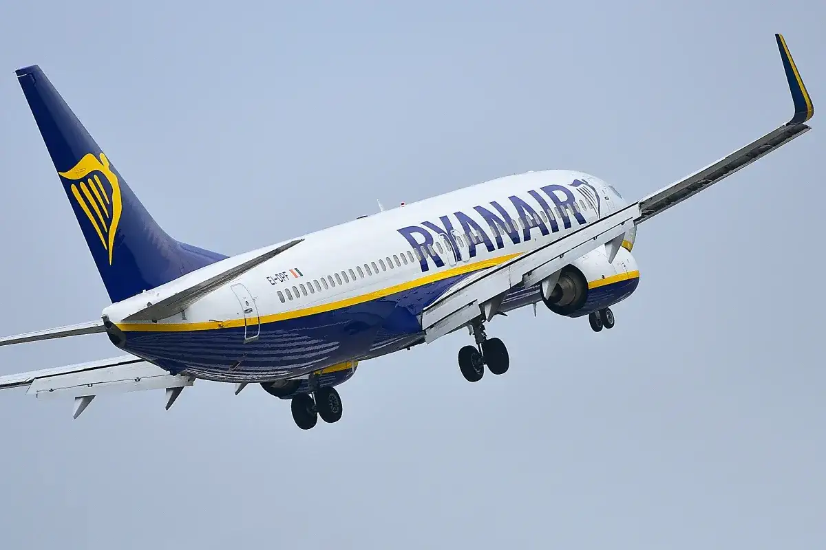 Samolot Ryanair wznosi się w powietrze. Zastanawiasz się, ile trwa lot do Londynu z Katowic?