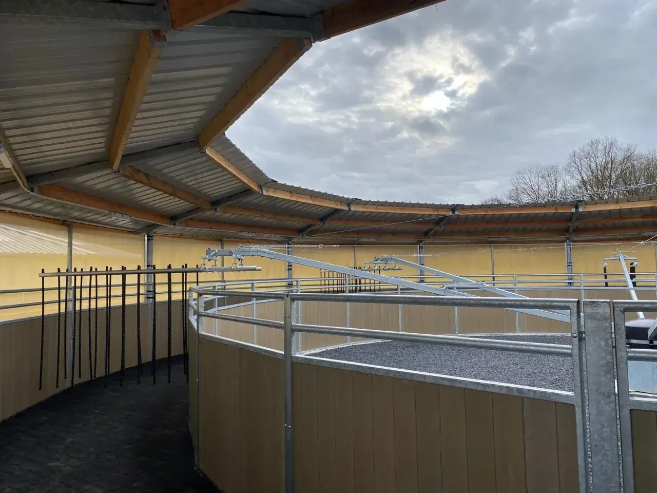 Int&eacute;rieur d'un man&egrave;ge couvert, pr&ecirc;t pour l'entra&icirc;nement. Id&eacute;al pour apprendre comment fabriquer un marcheur pour chevaux.