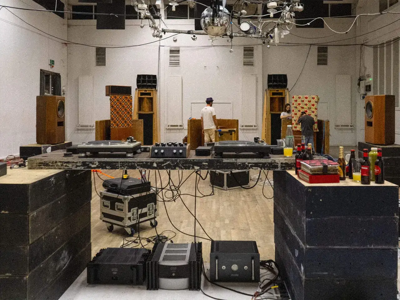 DJ setup z gramofonami i wzmacniaczami, gotowy do imprezy. To właśnie **co to stereo** – dźwięk przestrzenny, który ożywia muzykę.